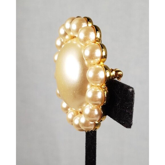 Vintage 1960's Kenneth Jay Lane Faux Pearl Gold Tone Circular Pendant Brooch Pin - Picture 6 of 16